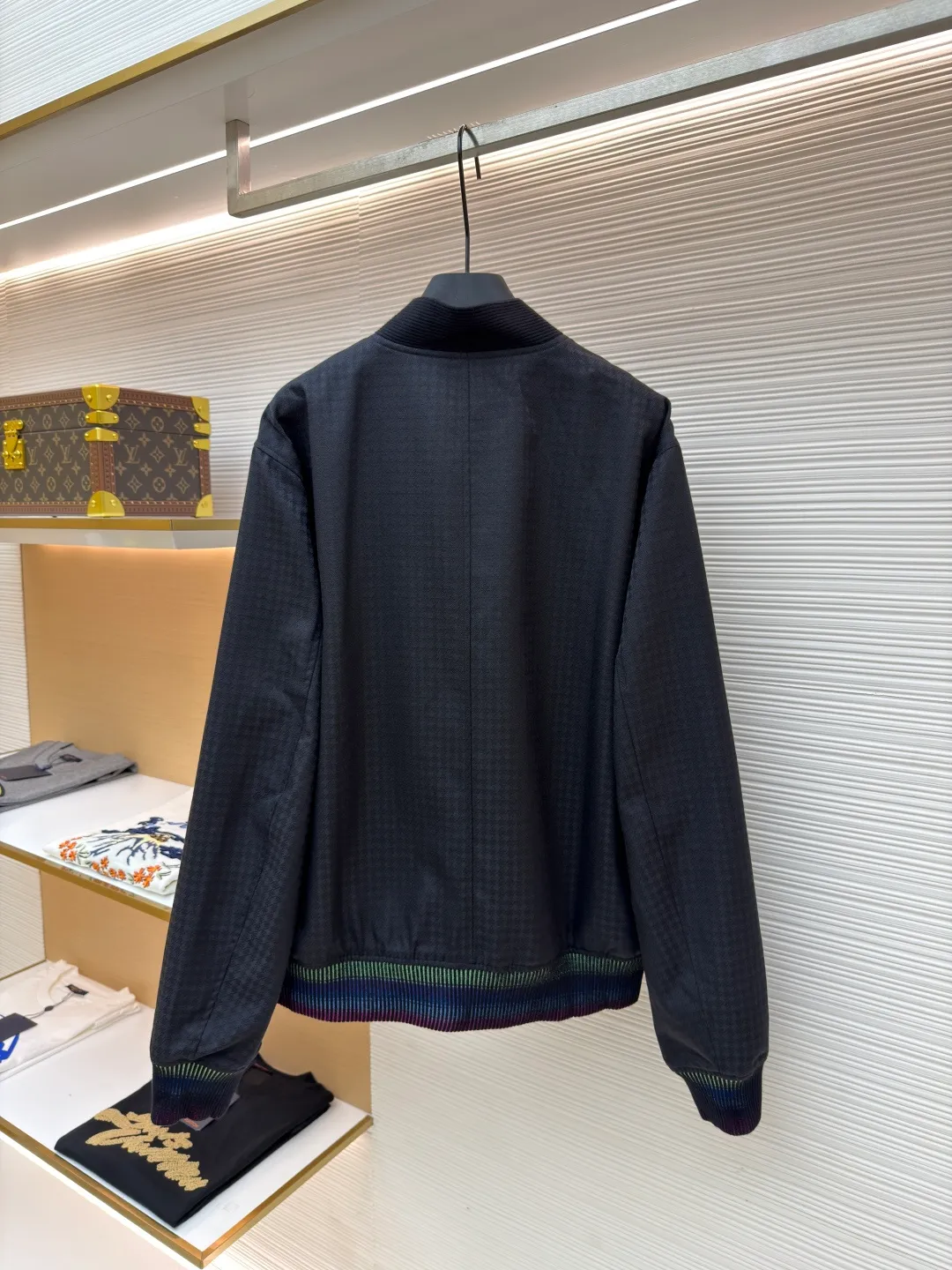 LOUIS VUITTON Sheep Wool Cardigan Tunic Jacket ●Original version: Purchased and developed for 22000 ●Item number: 1681142-C00 ●Fabric: wool blended fabric ●Technology: High-temperature rhinestone production ●Version: Fitted version ●Weight: about 735 grams ●Size: 48-50-52-54 ●Description: 22,000 purchased and developed, 50-count wool blended jacquard fabric, gradient flat machine rib, rayon lining, positioning cutting bed, high-temperature hot drilling, customized 1:1 buttons, customized 1:1 chain, customized 1:1 trademark. The overall wiring is straight and delicate, the fabric is comfortable and soft, and the color is consistent without color difference. It can be matched with the same style to create a fashionable look and control various occasions. Customized accessories, complete with three standards, same style for men and women!